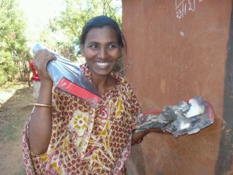 Frau aus Orissa mit verbrannter Bibel